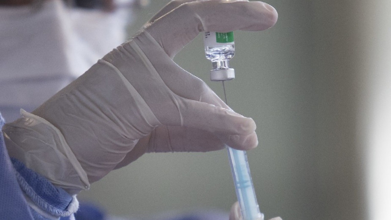 Las vacunas universales contra el covid buscan mejorar las células T.